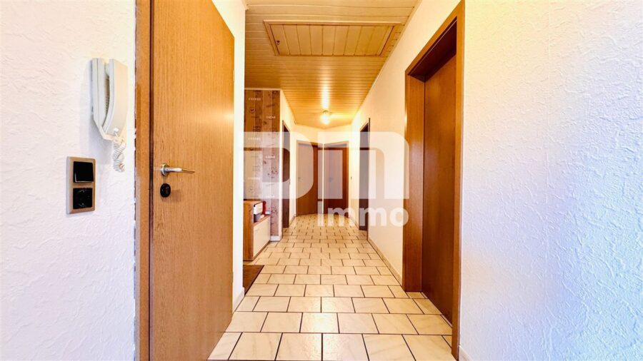 Modernes Ein-/Zweifamilienhaus mit PV Anlage und großer Doppelgarage auf herrlichem Anwesen - WE2 OG / DG Flur / Diele